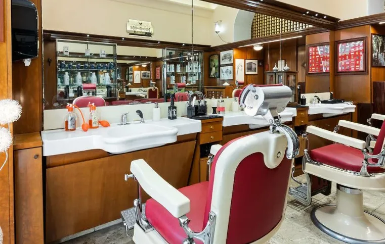 Barbiere al lavoro in un negozio moderno