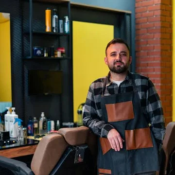 Parrucchiere nel suo salone