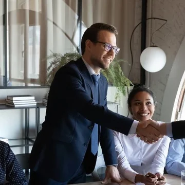 Founder di una start up al lavoro con una collega