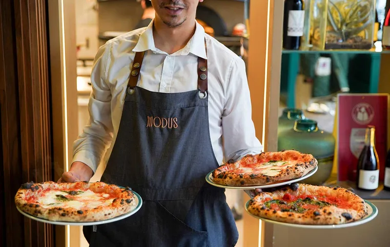 Bancone e forno di una pizzeria
