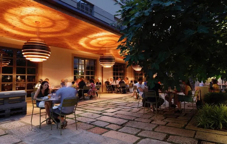 Sala di un ristorante con tavoli apparecchiati